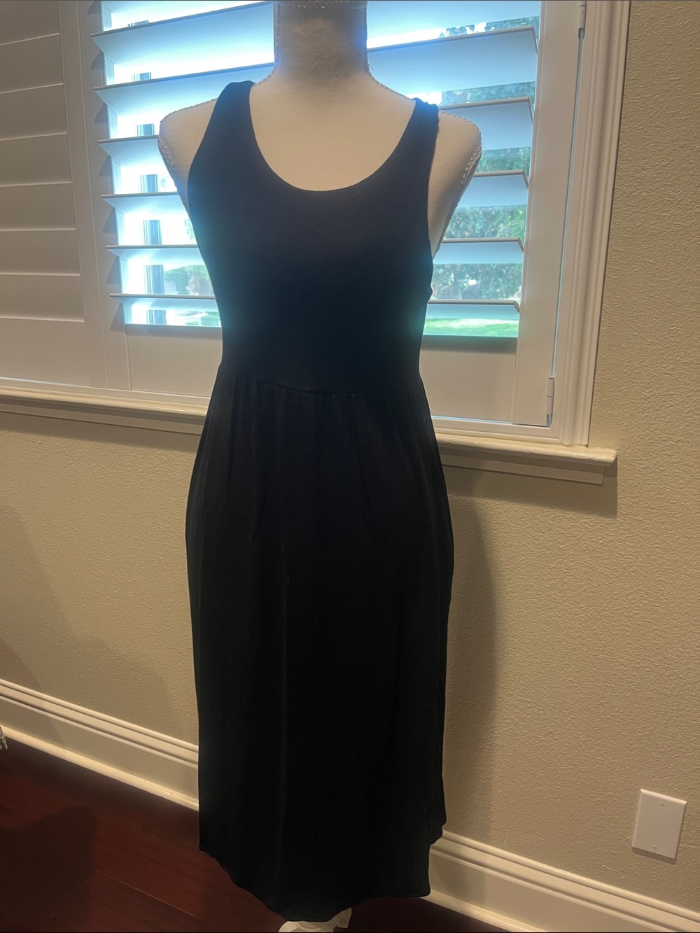 BELLAMI Black Sleeveless Scoop-Neck Midi Dress